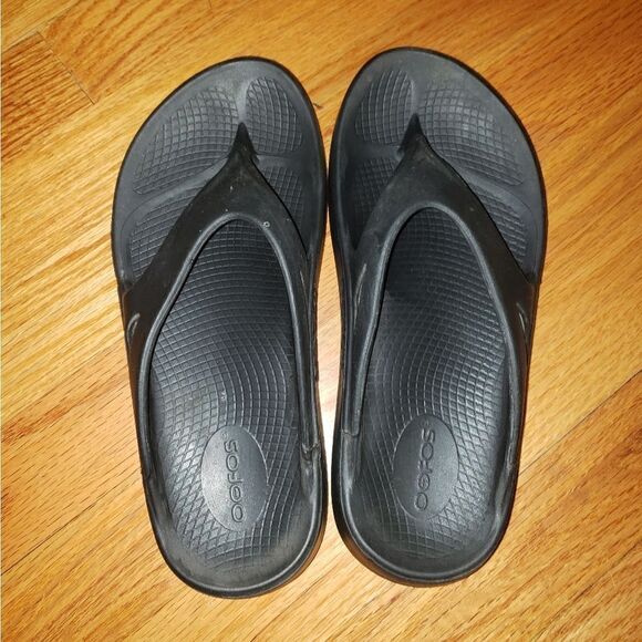 Oofos Black Rubber Sandals - Picture 4 of 6